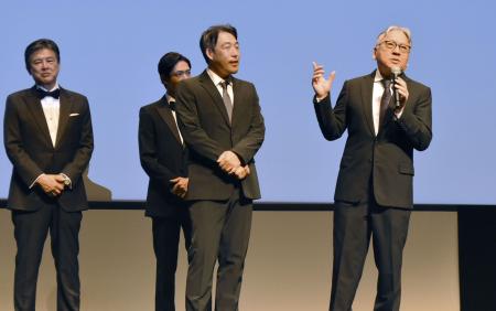 　第７８回カンヌ国際映画祭で、『遠い山なみの光』の公式上映を前にあいさつする（右から）カズオ・イシグロさんと石川慶監督＝５月、フランス・カンヌ（共同）