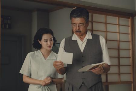 　映画『遠い山なみの光』より（Ｃ）２０２５　Ａ　Ｐａｌｅ　Ｖｉｅｗ　ｏｆ　Ｈｉｌｌｓ　Ｆｉｌｍ　Ｐａｒｔｎｅｒｓ