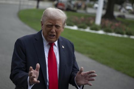 　米ホワイトハウスで記者団に話すトランプ大統領＝１６日、ワシントン（ゲッティ＝共同）