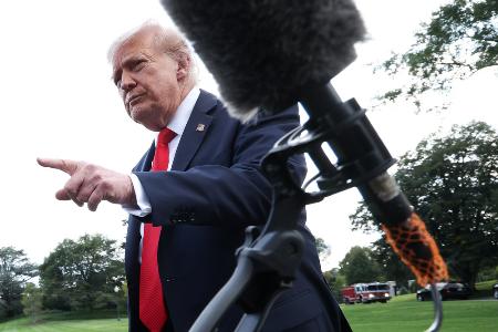 報道陣の質問に答えるトランプ米大統領＝１１日、ホワイトハウス（ゲッティ＝共同）