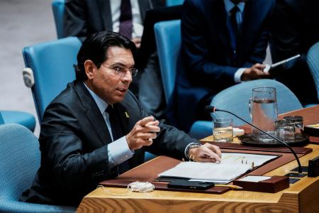 　国連安全保障理事会の会合で発言するイスラエルのダノン国連大使＝１８日、米ニューヨーク（ロイター＝共同）