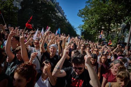 １８日、政府に抗議するデモ参加者＝パリ（ゲッティ＝共同）