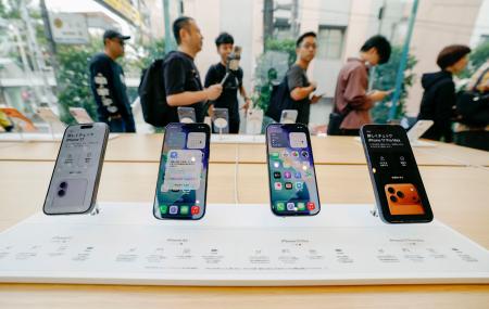 　米アップルが発売したｉＰｈｏｎｅの新型「１７」シリーズと「エア」＝１９日午前、東京都渋谷区の「アップル表参道」