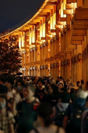 多くの来場者でにぎわう大阪・関西万博会場＝１８日、大阪市此花区の夢洲