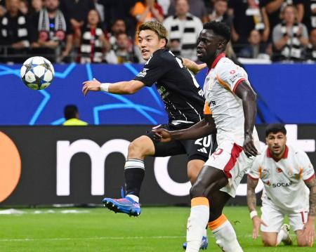 ガラタサライ戦でゴールを狙うEフランクフルトの堂安(左)=フランクフルト(共同)