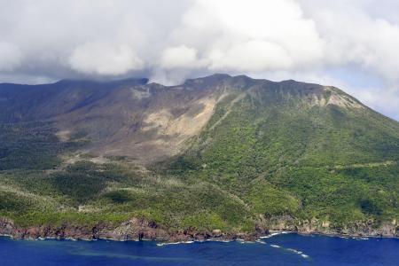 鹿児島県の口永良部島＝２０２２年５月（共同通信社ヘリから）