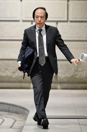 金融政策決定会合出席のため、日銀本店に入る植田総裁＝１９日午前（代表撮影）