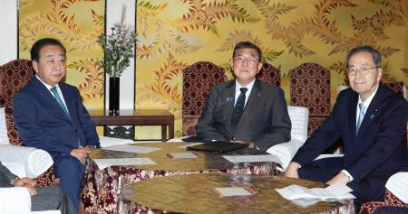 会談に臨む（左から）立憲民主党の野田代表、自民党総裁の石破首相、公明党の斉藤代表＝１９日正午、国会