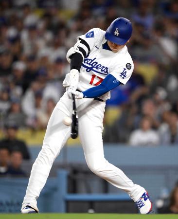 　ジャイアンツ戦の６回、二塁打を放つドジャース・大谷＝ロサンゼルス（共同）