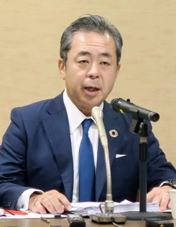 記者会見する生命保険協会の高田幸徳会長＝１９日午後、東京都千代田区