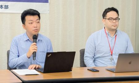 記者会見する労働組合「回転寿司ユニオン」の吉田帆駆斗書記長（左）ら＝１９日午後、厚労省