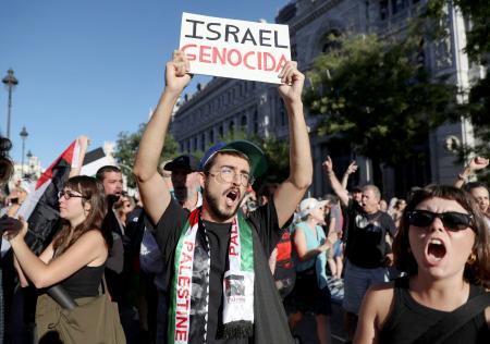 自転車の欧州三大ロードレースの一つ、ブエルタ・ア・エスパーニャで、コースを占拠し行われたイスラエルを非難する抗議活動＝１４日、マドリード（ロイター＝共同）