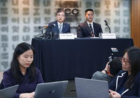 記者会見する韓国の趙顕外相（奥左）＝１９日、ソウル（共同）