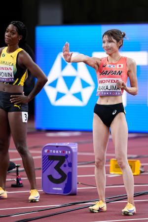 女子100メートル障害準決勝の選手紹介時に、アニメや漫画のキャラクターのポーズを披露する中島ひとみ=15日、東京・国立競技場
