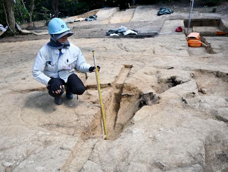 　備中国分尼寺跡で確認された、塔の心柱を支える心礎を抜き取った跡＝１９日、岡山県総社市