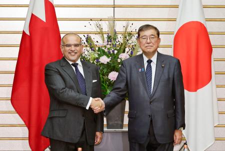 会談前に握手するバーレーンのサルマン皇太子（左）と石破首相＝１９日午後、首相官邸