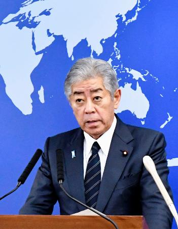 記者会見する岩屋外相＝１９日午後、外務省