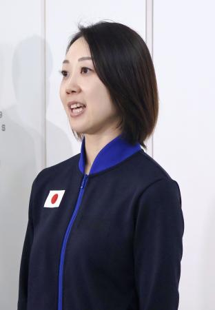 新体操の世界選手権から帰国し、成田空港で取材に応じる日本体操協会の村田由香里強化本部長＝８月