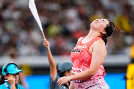 女子やり投げ予選　２投目を終え、天を仰ぐ北口榛花＝国立競技場