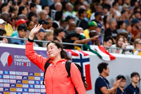 陸上世界選手権の女子やり投げ予選を終え、声援に応えながら引き揚げる北口榛花＝１９日、東京・国立競技場