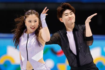 アイスダンスRD 演技する吉田唄菜(左)、森田真沙也組=北京(共同)