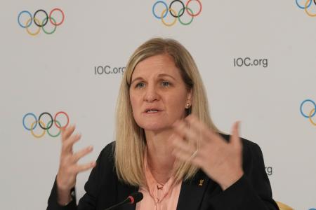 記者会見するIOCのコベントリー会長=19日、ミラノ(AP=共同)