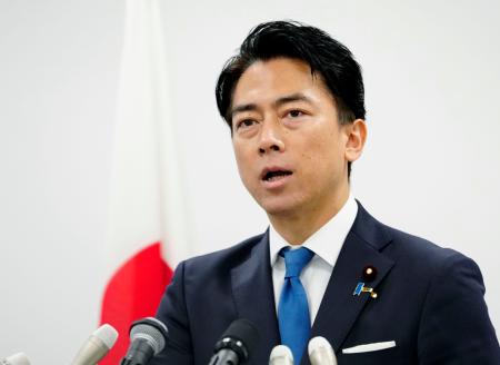 記者会見で、自民党総裁選への立候補を正式表明する小泉農相＝２０日午前、東京都港区
