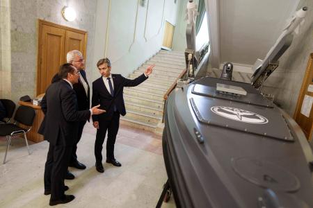 無人艇の前でウクライナのシビハ外相（中央）に話すリトアニアのブドリース外相（右）＝１９日、キーウ（ＡＰ＝共同）