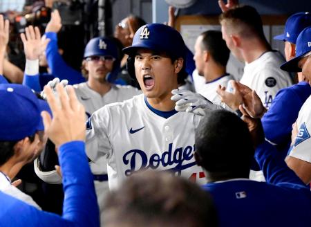 　ジャイアンツ戦の５回、５２号３ランを放ちベンチで迎えられるドジャース・大谷＝ロサンゼルス（共同）
