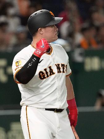 　４回、勝ち越しとなる押し出し死球を受けガッツポーズする巨人・リチャード＝東京ドーム