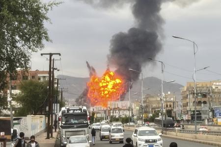 １０日、イエメンの首都サヌアで、イスラエル軍による空爆で上がる炎と煙（ＡＰ＝共同）