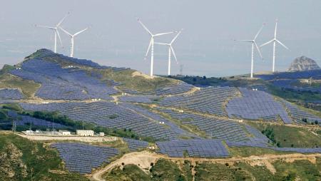 中国河北省張家口市の風力発電と太陽光発電の施設＝２０２３年９月（共同）