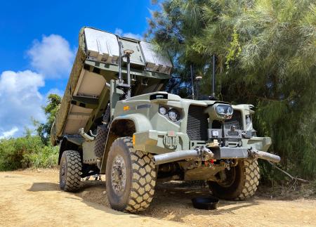 報道陣に公開された対艦ミサイル発射装置「ネメシス」＝２０日午後、沖縄県の米軍キャンプ・ハンセン