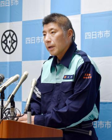 記者会見する三重県四日市市の森智広市長＝２０日午後、四日市市役所