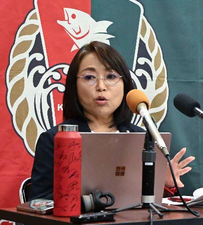 記者会見するＪ３高知の山本志穂美代表取締役＝２０日午後、高知市