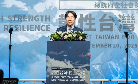 ２０日、台北で開かれたフォーラムであいさつする台湾の頼清徳総統（総統府提供・共同）