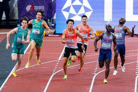 　男子４００メートルリレー予選　第３走者の桐生祥秀（中央右）からバトンを受け力走するアンカーの鵜沢飛羽（同左）＝国立競技場