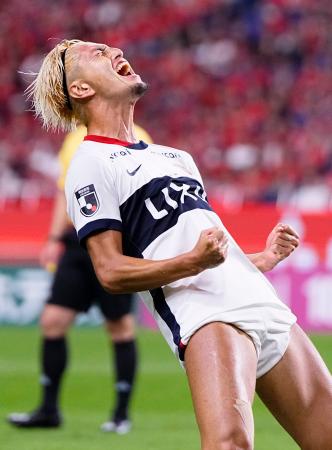 浦和―鹿島　前半、先制ゴールを決め、雄たけびを上げる鹿島・鈴木＝埼玉スタジアム