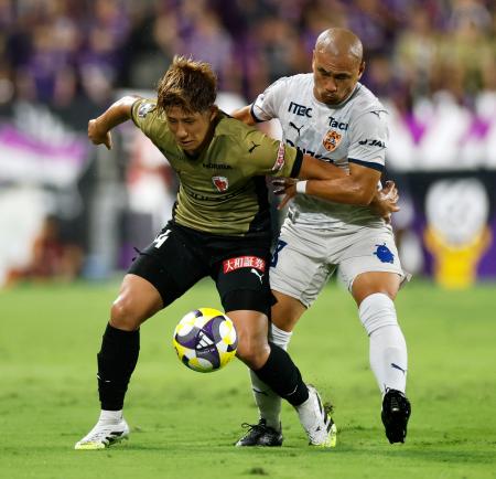 京都―清水 前半、競り合う京都・佐藤(左)と清水・吉田=サンガS