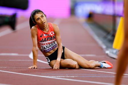 　女子５０００メートル決勝　レースを終え、座り込む田中希実＝国立競技場