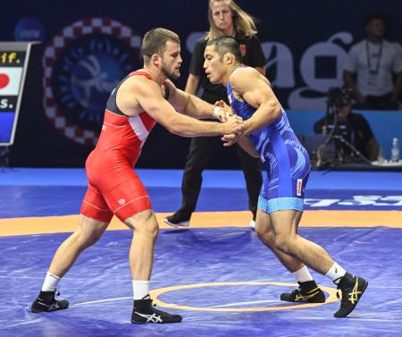 男子グレコローマン８７キロ級１回戦でセルビア選手（左）と対戦する阪部創＝ザグレブ（共同）