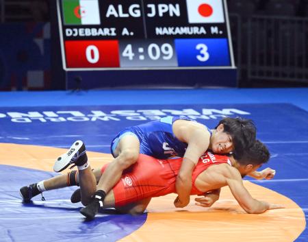 男子グレコローマン63キロ級1回戦でアルジェリア選手(下)と対戦する中村真翔=ザグレブ(共同)
