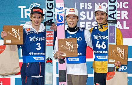 GPジャンプ男子個人第8戦で優勝し、表彰台で笑顔の小林陵侑(中央)=バルディフィエメ(共同)