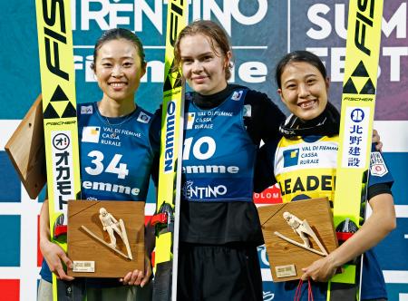 GPジャンプ女子個人第8戦で2位に入った勢藤優花(左)と3位の丸山希(右)=バルディフィエメ(共同)