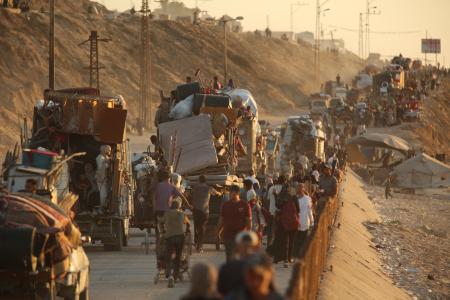 　イスラエルによる空爆や地上侵攻を受け、パレスチナ自治区ガザ北部ガザ市から南方に逃れる人々＝２０日（ゲッティ＝共同）