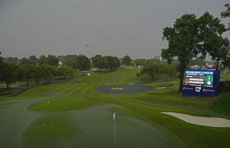 雷雨のため多くの選手がスタートできずにサスペンデッドとなった第2ラウンド=ピナクルCC(共同)
