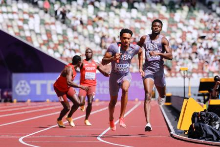 米国とケニアのチームで行われた男子１６００メートルリレーの再レース＝国立競技場