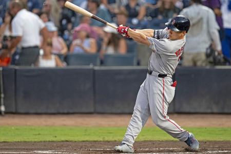 　レイズ戦の２回、安打を放つレッドソックス・吉田＝タンパ（ゲッティ＝共同）