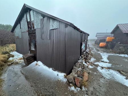初雪が確認された北海道・大雪山系黒岳の山頂付近＝２１日午前（黒岳石室管理人提供）