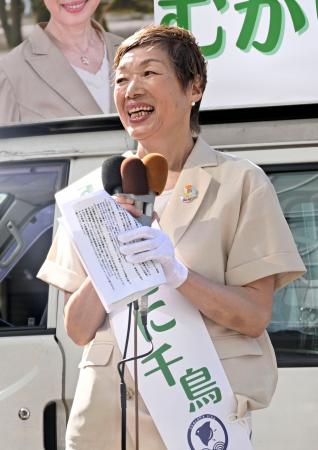 　岡山市長選が告示され、第一声を上げる向谷千鳥氏＝２１日午前、岡山市北区